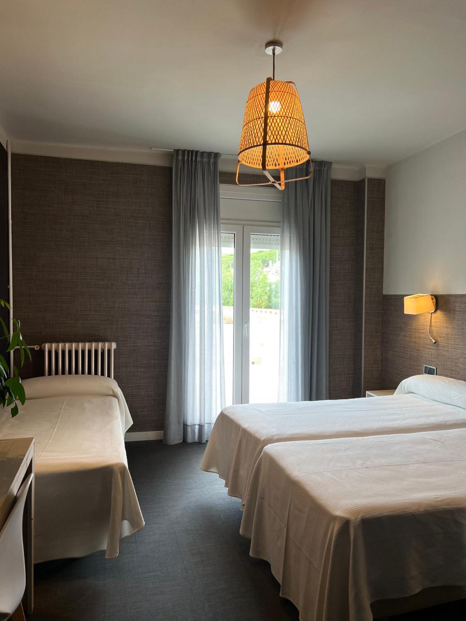 Hotel & Restaurant Figueres Parc Los Hostalets de Llers Екстериор снимка