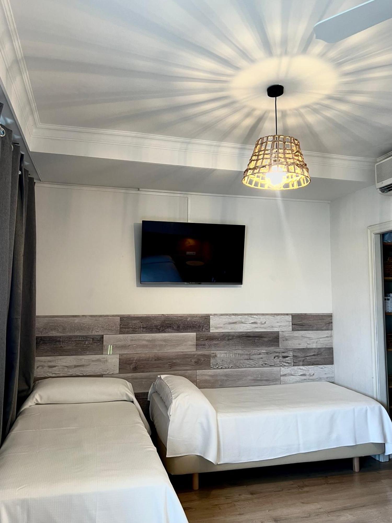 Hotel & Restaurant Figueres Parc Los Hostalets de Llers Екстериор снимка