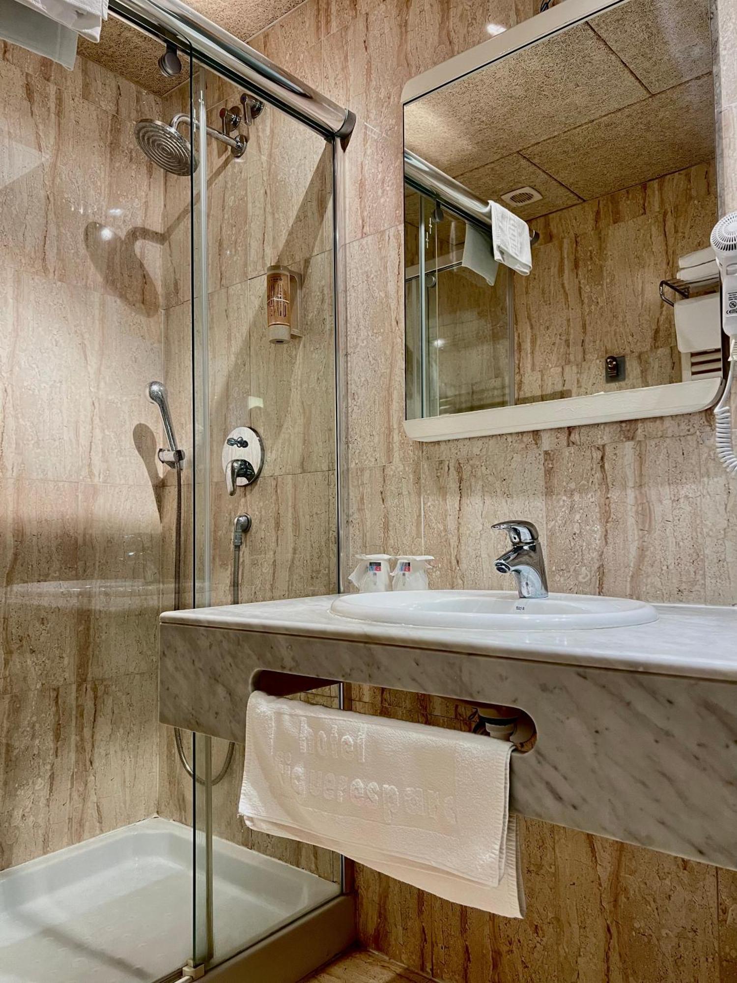 Hotel & Restaurant Figueres Parc Los Hostalets de Llers Екстериор снимка