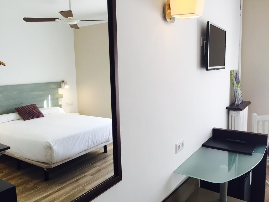 Hotel & Restaurant Figueres Parc Los Hostalets de Llers Екстериор снимка