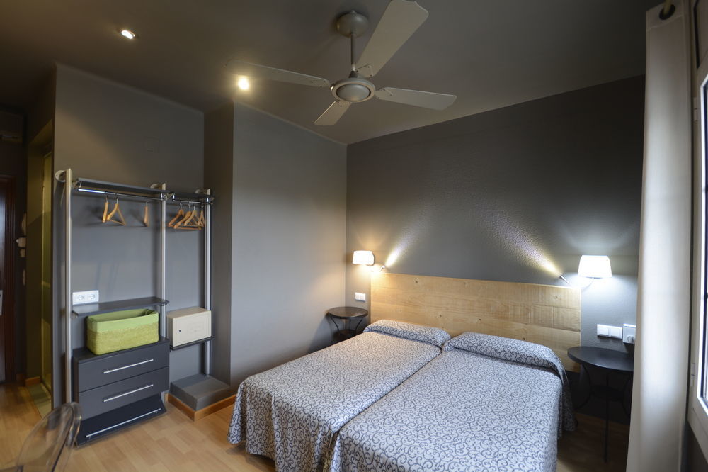 Hotel & Restaurant Figueres Parc Los Hostalets de Llers Екстериор снимка