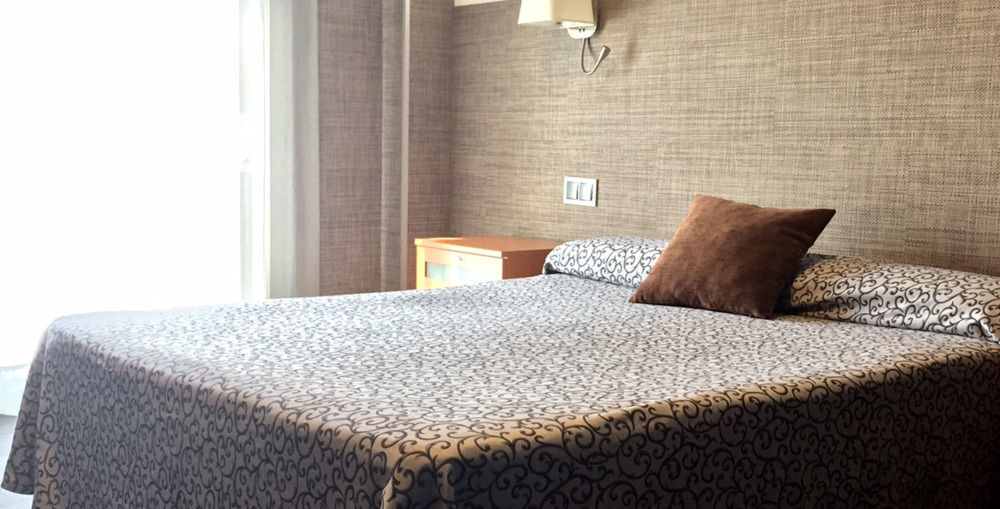 Hotel & Restaurant Figueres Parc Los Hostalets de Llers Екстериор снимка